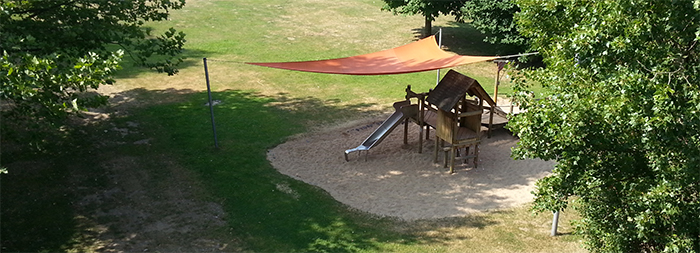 Sonnensegel auf dem Spielplatz im Freibad